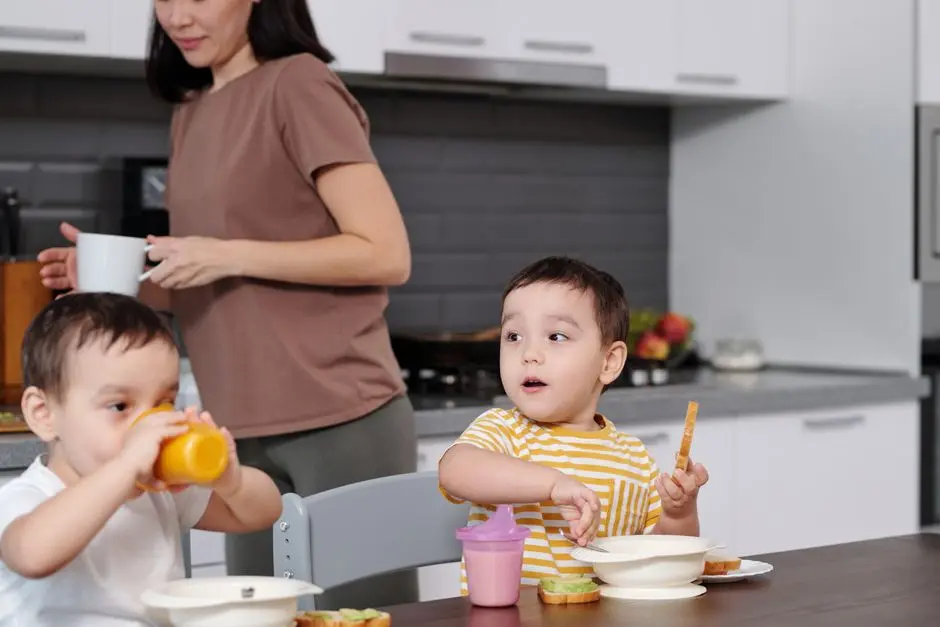 Ibu menyuapi anak dengan MPASI homemade di meja makan sederhana